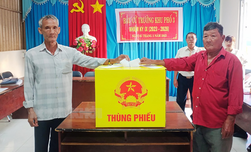 Cử tri đại diện khu phố 3, thị trấn Mỏ Cày thực hiện bỏ phiếu bầu Trưởng khu phố nhiệm kỳ 2023 - 2028. Ảnh: Ngọc Vũ