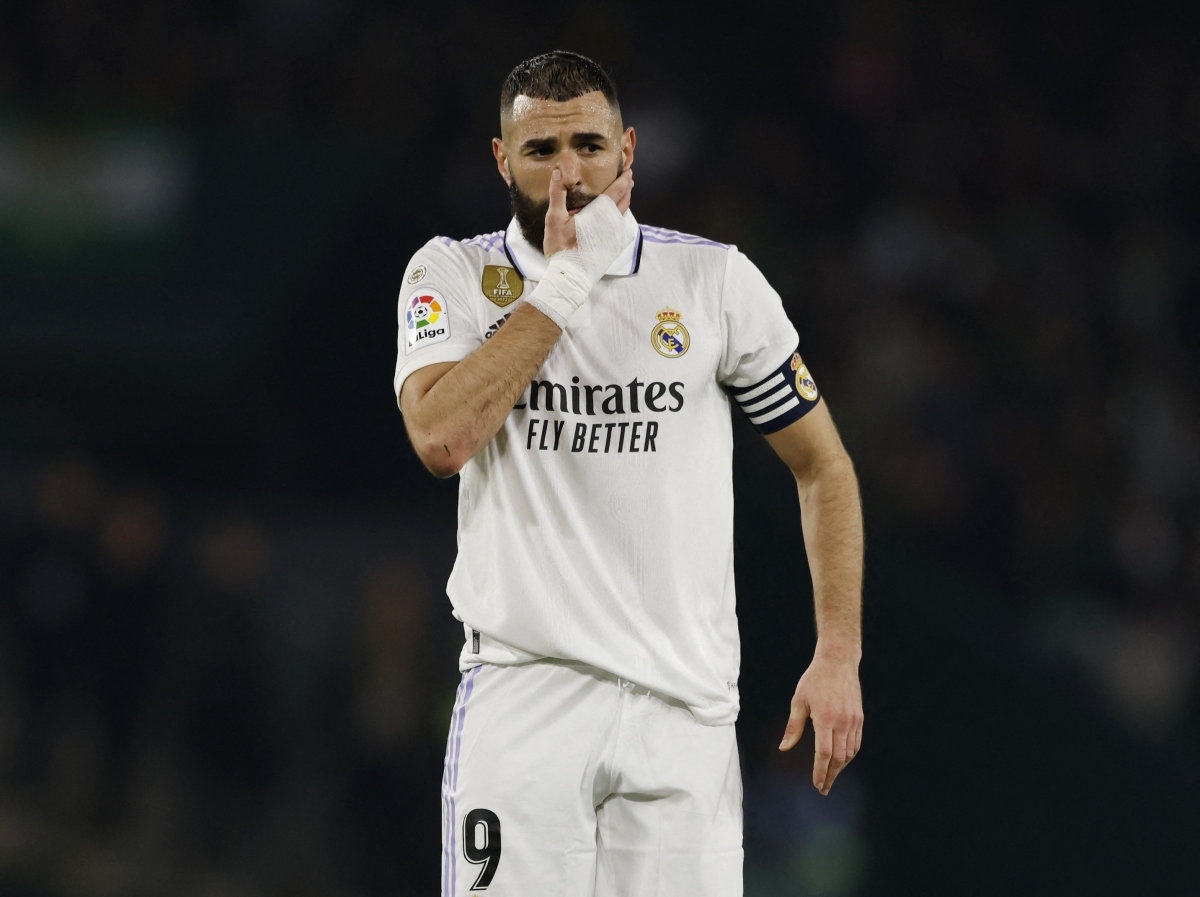 Sự thất vọng của Benzema khi Real Madrid bị Betis cầm hòa. Ảnh: Reuters