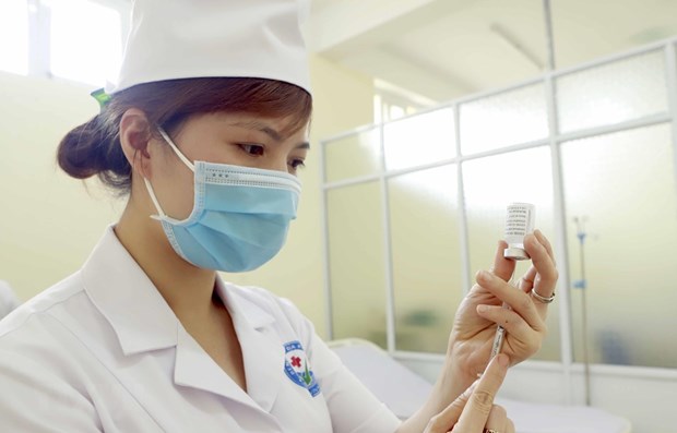 Ngày 5-3-2023, cả nước có 4 ca mắc mới COVID-19, không có ca tử vong Chuẩn bị lấy vaccine phòng COVID-19 trước khi tiêm. (Ảnh: Hoàng Hùng/TTXVN)