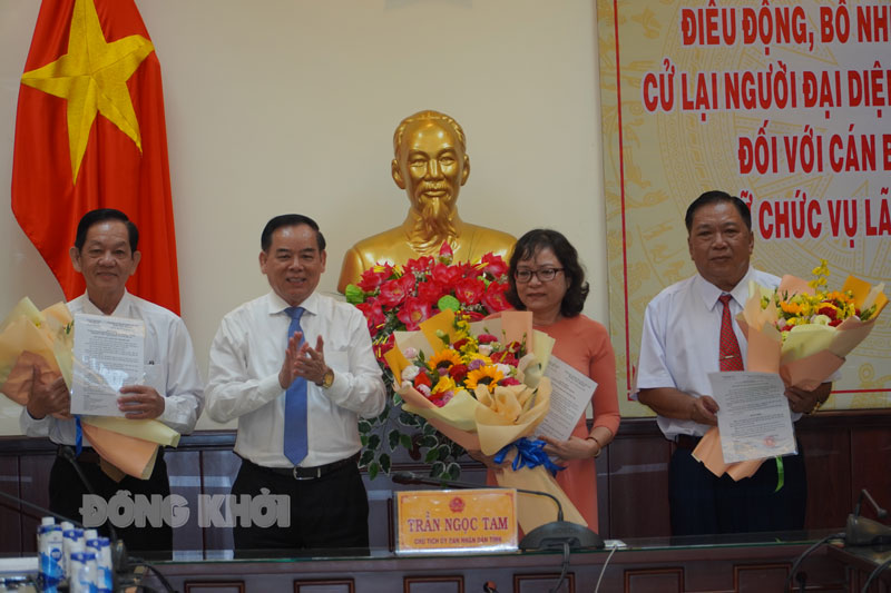 Chủ tịch UBND tỉnh Trần Ngọc Tam trao quyết định bổ nhiệm lại cán bộ giữ chức vụ lãnh đạo