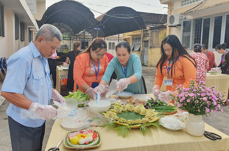 Chú trọng công tác chăm lo cho nữ công đoàn viên Công đoàn viên Thư viện Nguyễn Đình Chiểu tham gia Hội thi “Gỏi cuốn 3 Đồng” (đồng tâm, đồng thuận và đồng lòng) nhân kỷ niệm Ngày Quốc tế Phụ nữ 8-3. Ảnh: T. Đồng