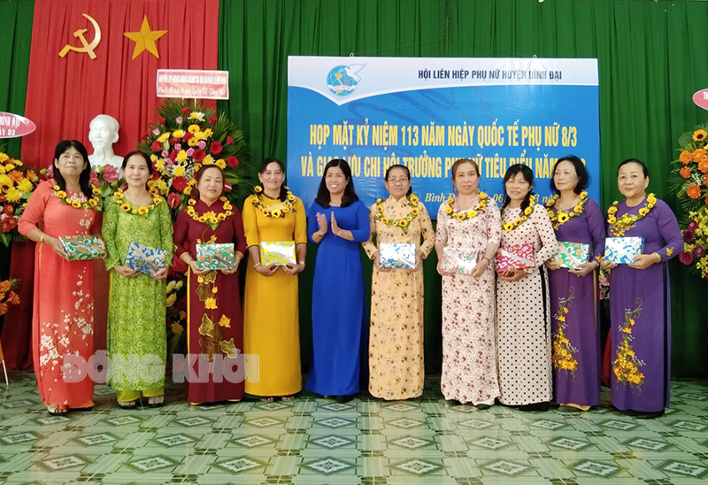 Bình Đại tổ chức họp mặt kỷ niệm 113 năm Ngày Quốc tế Phụ nữ 8-3 Chi hội Trưởng tiêu biểu được tuyên dương.