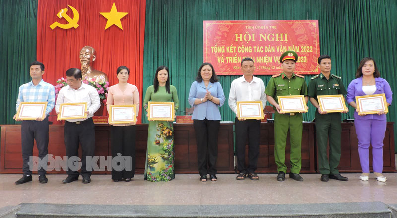 Phó bí thư Thường trực Tỉnh ủy - Chủ tịch HĐND tỉnh Hồ Thị Hoàng Yến trao giấy khen cho các tập thể thực hiện tốt công tác truyên truyền, vận động trong năm 2022.