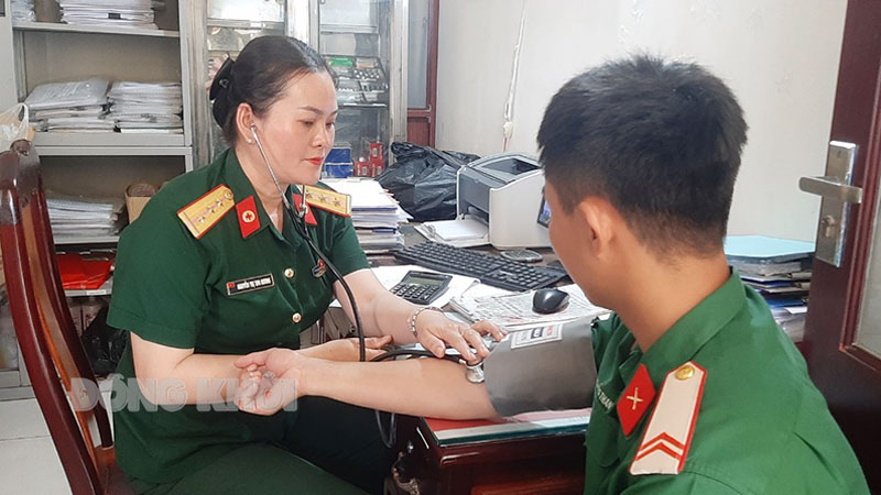 Đồng chí Nguyễn Thị Thu Hương khám bệnh cho chiến sĩ đơn vị.