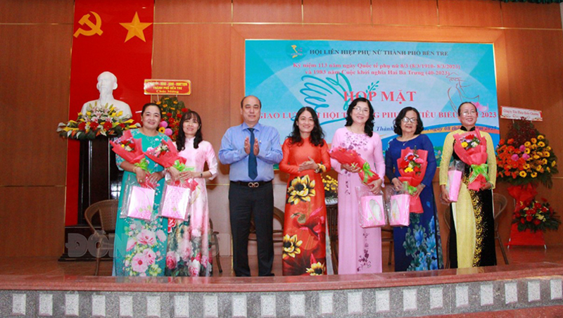 Trao hoa, quà chúc mừng nhân ngày Quốc tế phụ nữ 8-3. Ảnh: CTV