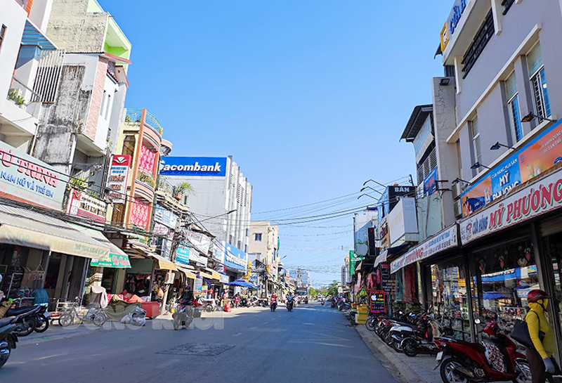 Trung tâm thương mại thị trấn Bình Đại. Ảnh: Minh Nhân