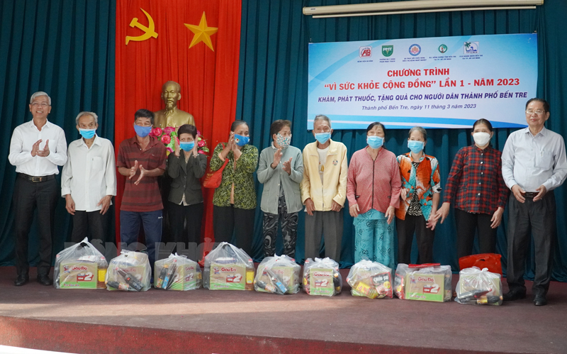 Lãnh đạo TP. Hồ Chí Minh và Ban liên lạc hội đồng hương Bến Tre tại TP. Hồ Chí Minh tặng quà cho người dân