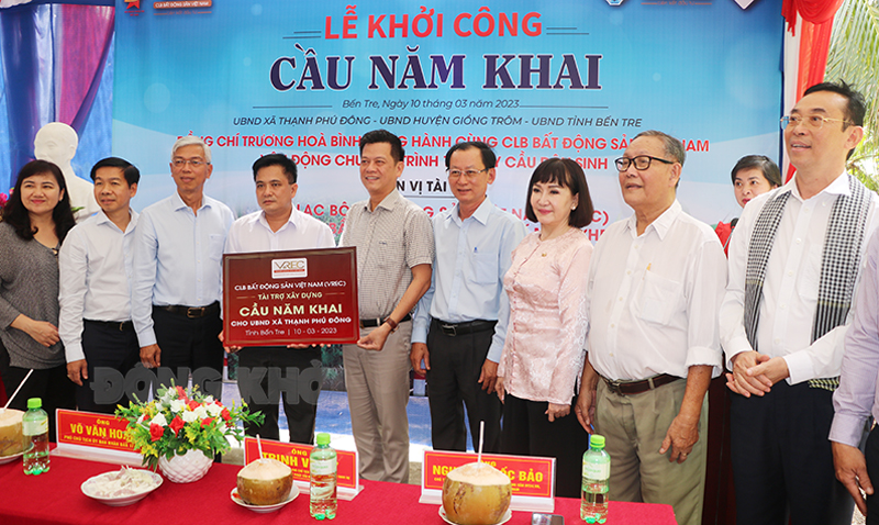 Khởi công cầu Năm Khai, xã Thạnh Phú Đông, huyện Giồng Trôm UBND xã Thạnh Phú Đông tiếp nhận bảng tượng trưng hỗ trợ xây cầu Năm Khai.