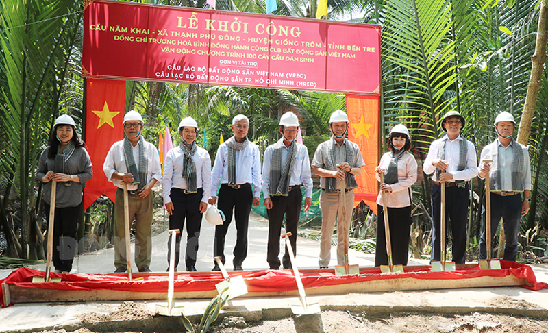 Khởi công cầu Năm Khai, xã Thạnh Phú Đông, huyện Giồng Trôm Các đại biểu động thổ khởi công xây cầu Năm Khai.