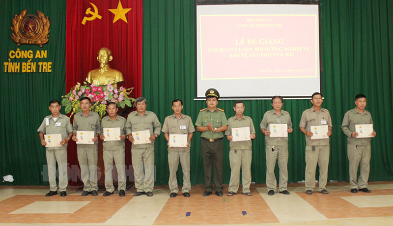 Hoàn thành huấn luyện, bồi dưỡng nghiệp vụ cho lực lượng bảo vệ dân phố năm 2023 Trao chứng chỉ cho các học viên.