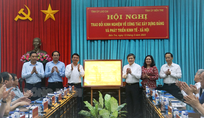 Lãnh đạo tỉnh Bến Tre trao quà lưu niệm cho lãnh đạo đoàn công tác Tỉnh ủy Lào Cai.