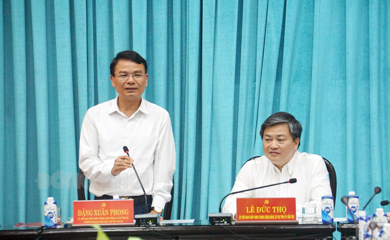 Ủy viên Trung ương Đảng - Bí thư Tỉnh ủy Đặng Xuân Phong trao đổi tại buổi làm việc.