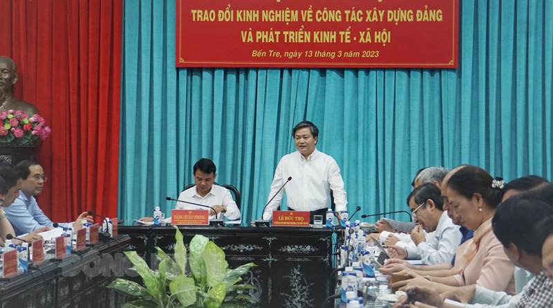 Ủy viên Trung ương Đảng - Bí thư Tỉnh ủy Lê Đức Thọ thông tin đôi nét tình hình xây dựng Đảng, phát triển kinh tế - xã hội tỉnh nhà.  