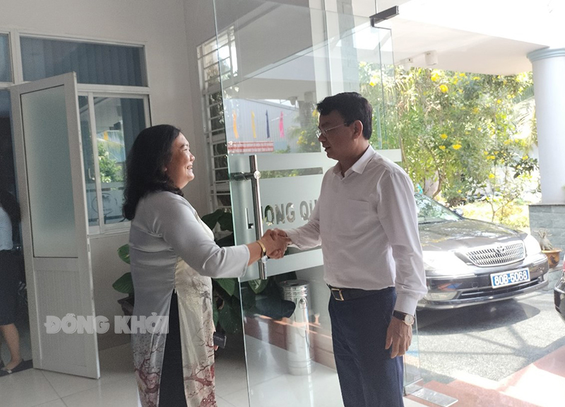 Phó bí thư Thường trực Tỉnh ủy - Chủ tịch HĐND tỉnh Hồ Thị Hoàng Yến đón tiếp lãnh đạo Tỉnh ủy Lào Cai.