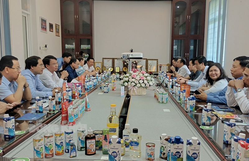 Đoàn công tác Tỉnh ủy Lào Cai tìm hiểu, trao đổi tại Công ty TNHH chế biến Dừa Lương Quới.