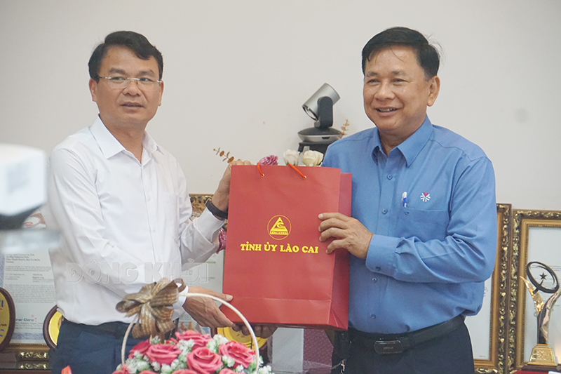 Lãnh đạo Tỉnh ủy Lào Cai trao tặng phần quà lưu niệm cho công ty.