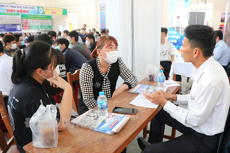 Đưa người lao động đi làm việc ở nước ngoài hướng đến chất lượng cao Tư vấn cho lao động muốn tham gia thị trường Hàn Quốc. Ảnh: T. Thảo