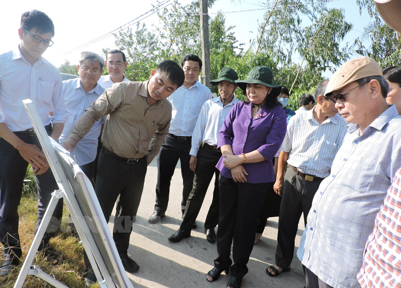 Đoàn khảo sát thực tế tại Dự án Xây dựng hồ chứa nước ngọt Lạc Địa, xã Phú Lễ.