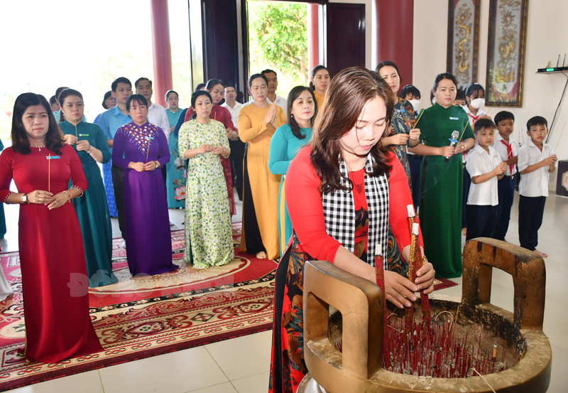 Đoàn cán bộ Hội Liên hiệp Phụ nữ tỉnh thắp hương tại Đền thờ Nữ tướng Nguyễn Thị Định.
