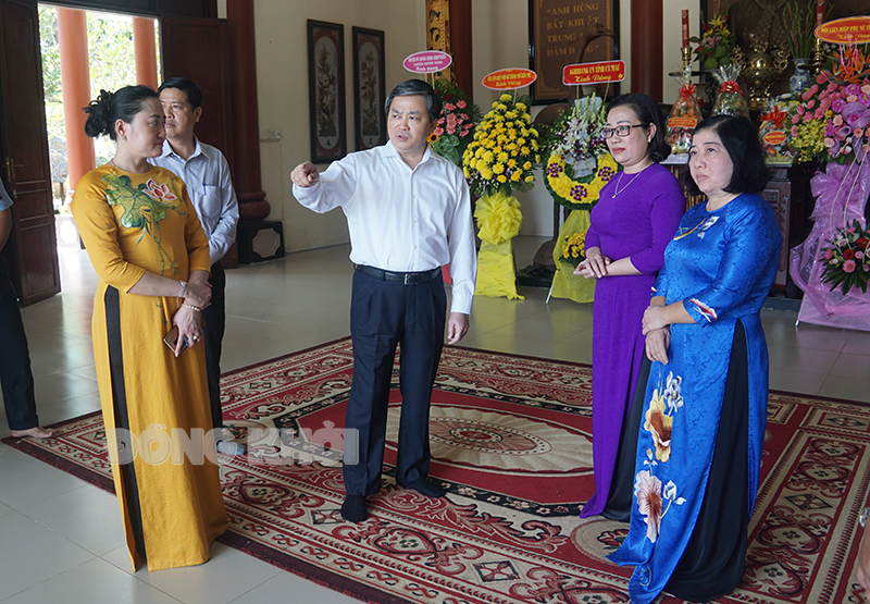 Ủy viên Trung ương Đảng - Bí thư Tỉnh ủy Lê Đức Thọ trao đổi với các đại biểu về công tác duy tu, bảo quản di tích.