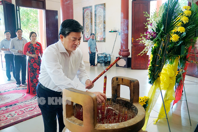 Ủy viên Trung ương Đảng - Bí thư Tỉnh ủy Lê Đức Thọ dâng hương tại Đền thờ Nữ tướng Nguyễn Thị Định.