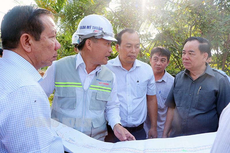 Chủ tịch UBND tỉnh Trần Ngọc Tam nghe đơn vị thi công báo cáo tiến độ trên địa bàn xã Tam Phước, huyện Châu Thành.