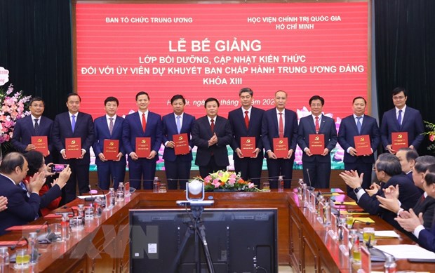 GS.TS Nguyễn Xuân Thắng, Giám đốc Học viện Chính trị quốc gia Hồ Chí Minh trao Giấy chứng nhận tốt nghiệp cho các Ủy viên Dự khuyết Ban Chấp hành Trung ương Đảng khóa XIII. (Ảnh: Văn Điệp/TTXVN)