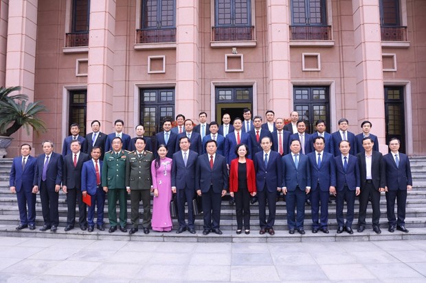 Các lãnh đạo Đảng, Nhà nước chụp ảnh chung với các Ủy viên Dự khuyết Ban Chấp hành Trung ương Đảng khóa XIII. (Ảnh: Văn Điệp/TTXVN)