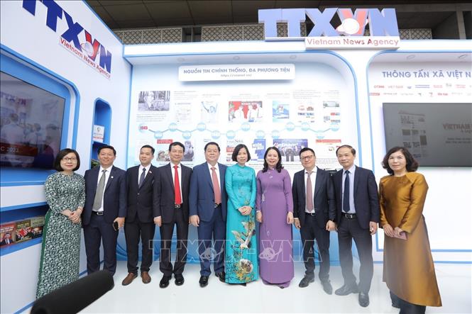 Xây dựng nền báo chí cách mạng chuyên nghiệp, văn hóa và hiện đại Đồng chí Nguyễn Trọng Nghĩa, Bí thư Trung ương Đảng, Trưởng Ban Tuyên giáo Trung ương và các đại biểu tại gian trưng bày của TTXVN tại Hội báo. Ảnh: Minh Quyết/TTXVN