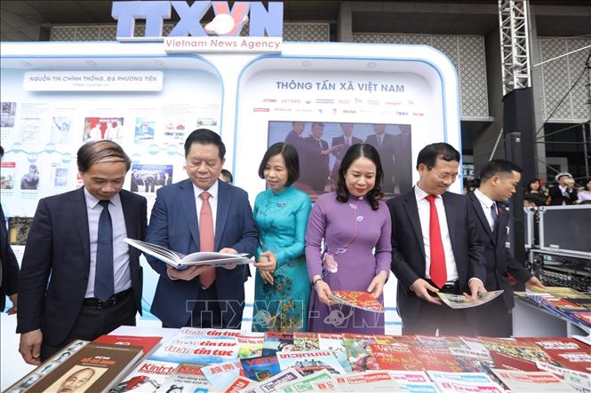 Xây dựng nền báo chí cách mạng chuyên nghiệp, văn hóa và hiện đại Đồng chí Nguyễn Trọng Nghĩa, Bí thư Trung ương Đảng, Trưởng ban Tuyên giáo Trung ương; Phó Chủ tịch nước Võ Thị Ánh Xuân và các đại biểu tham quan gian hàng của TTXVN. Ảnh: Minh Quyết/TTXVN