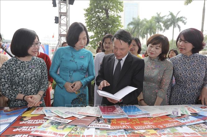 Xây dựng nền báo chí cách mạng chuyên nghiệp, văn hóa và hiện đại Phó Chủ tịch Hội Nhà báo Việt Nam Nguyễn Đức Lợi tham quan gian trưng bày của TTXVN tại Hội báo. Ảnh: Minh Quyết/TTXVN