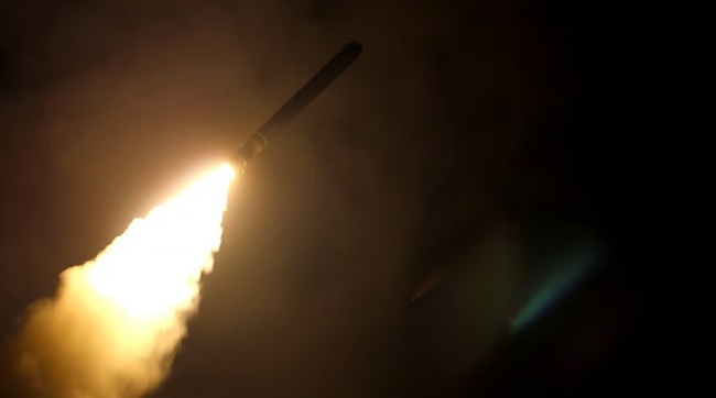 Tên lửa hành trình Tomahawk có khả năng phóng từ tàu chiến, tàu ngầm. Ảnh: AFP