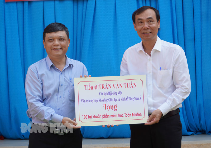 Đại diện Phòng GD&ĐT huyện Mỏ Cày Nam tiếp nhận bảng tượng trưng tài trợ tài khoản phần mền Toán 