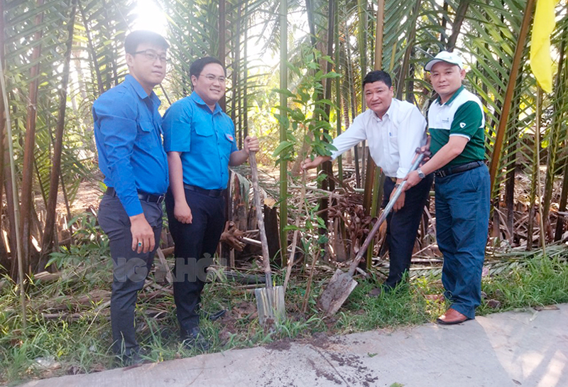 Chương trình trồng cây “Vietcombank - Vì một Việt Nam xanh” tại xã Định Thủy, huyện Mỏ Cày Nam sáng ngày 19-3.