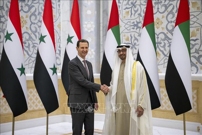 Tổng thống Syria Bashar al-Assad (trái) và Tổng thống UAE Mohammad bin Zayed Al-Nahyan tại cuộc gặp ở Abu Dhabi ngày 19-3-2023. Ảnh: AFP/TTXVN