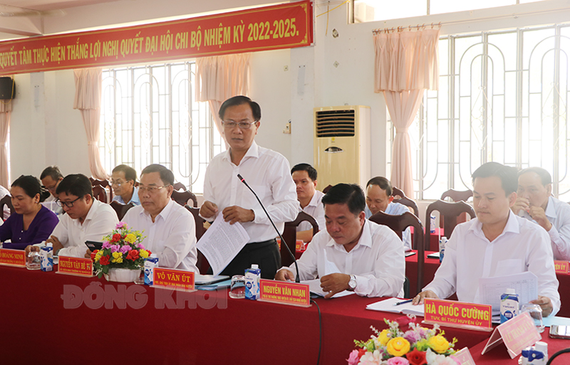 Lãnh đạo huyện Mỏ Cày Nam trao đổi thông tin với đoàn công tác của Ban Thường vụ Tỉnh ủy.