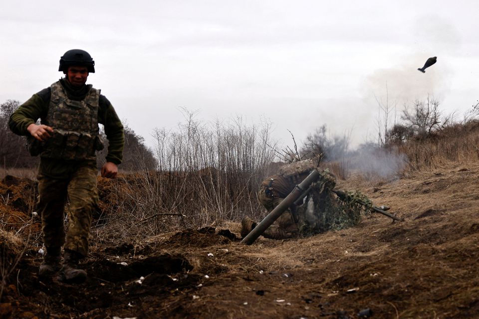 Lính Ukraine bắn một quả đạn cối vào một vị trí tiền tuyến gần Bakhmut. Ảnh: Reuters