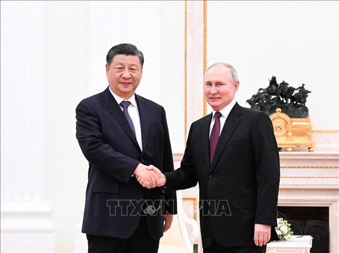 Tổng thống Nga Vladimir Putin (phải) trong cuộc gặp Chủ tịch Trung Quốc Tập Cận Bình tại thủ đô Moskva, ngày 20-3-2023. Ảnh: THX/TTXVN