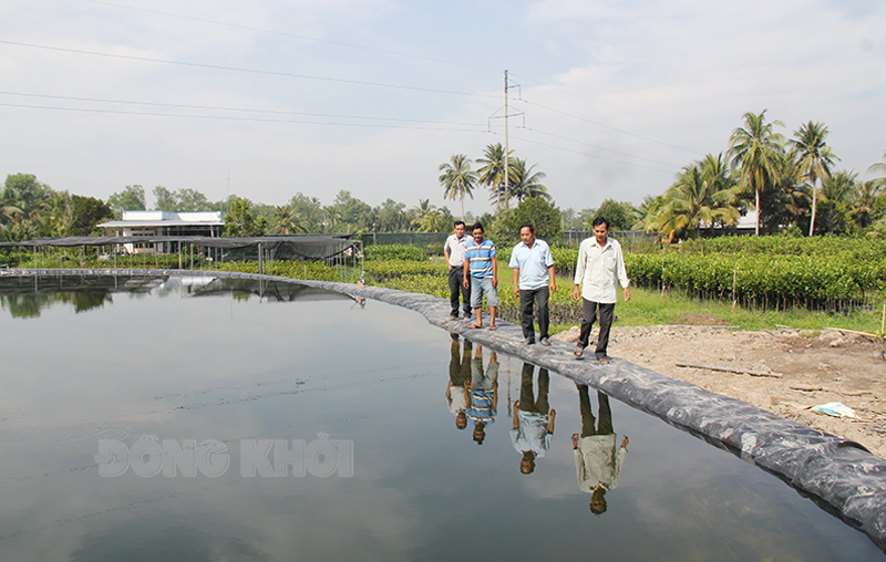 Ông Nguyễn Văn Hùng đầu tư hơn 160 triệu đồng để đào ao trữ nước ngọt.