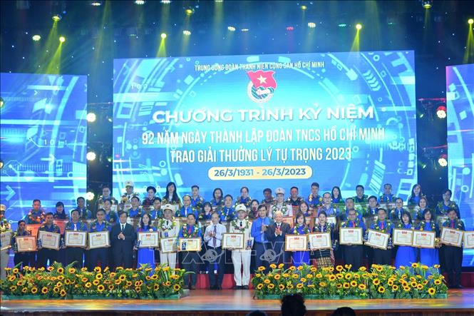 Bí thư Trung ương Đảng, Chủ tịch Ủy ban Trung ương MTTQ Việt Nam Đỗ Văn Chiến, Bí thư thứ nhất Trung ương Đoàn Bùi Quang Huy trao Giải thưởng Lý Tự Trọng năm 2023 cho các cán bộ đoàn xuất sắc toàn quốc. Ảnh: Minh Đức/TTXVN