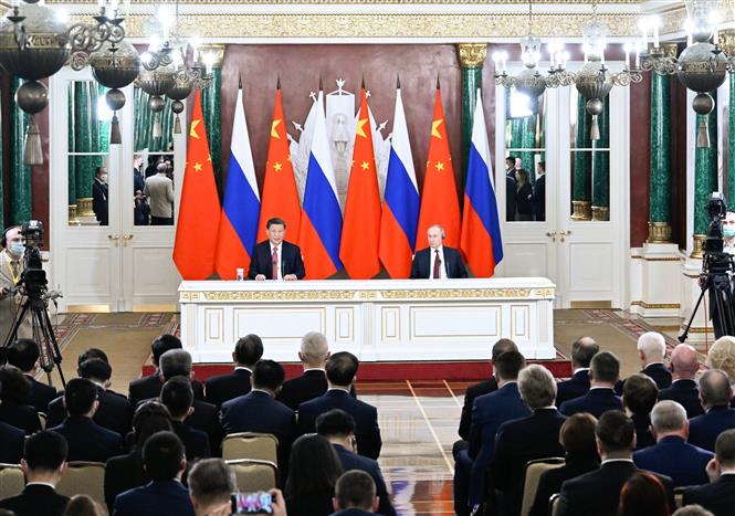 Tổng thống Nga Vladimir Putin (phải) và Chủ tịch Trung Quốc Tập Cận Bình tại cuộc họp báo chung ở Moskva, ngày 21/3/2023. Ảnh: THX/TTXVN