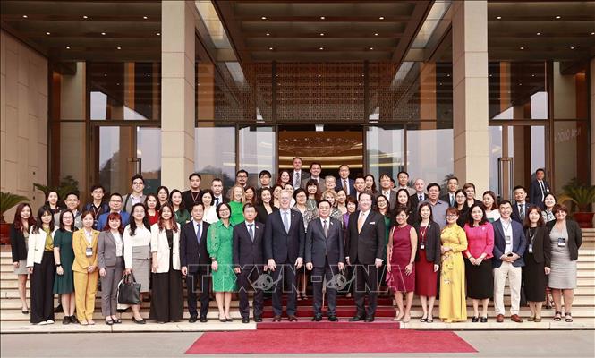 Chủ tịch Quốc hội Vương Đình Huệ tiếp Đoàn doanh nghiệp thuộc Hội đồng kinh doanh Hoa Kỳ - ASEAN Chủ tịch Quốc hội Vương Đình Huệ chụp ảnh lưu niệm với đại biểu. Ảnh: Doãn Tấn/TTXVN