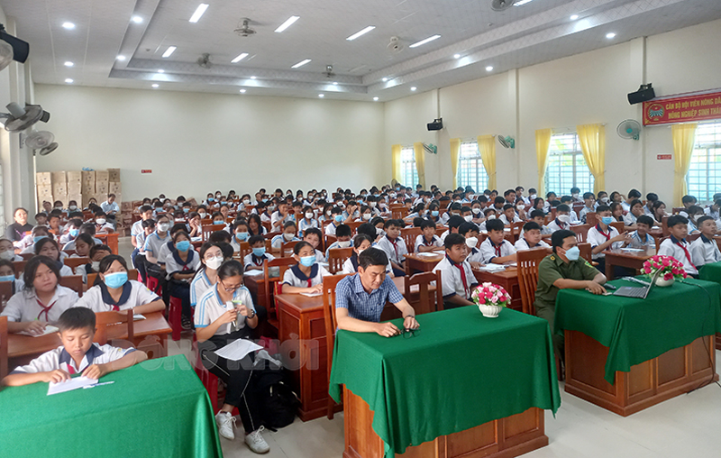 Các em học sinh tham gia buổi tuyên truyền.