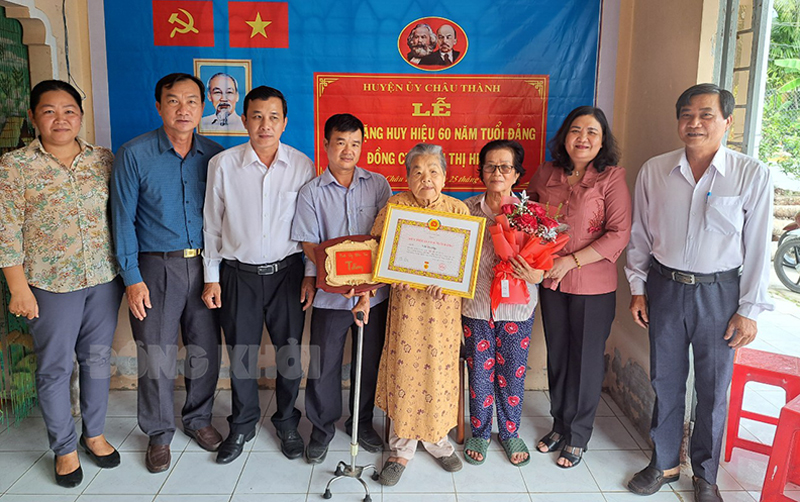 Đại biểu chụp ảnh cùng với Mẹ Việt Nam anh hùng Trần Thị Hiệp.