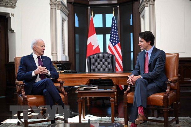 Thủ tướng Canada Justin Trudeau (phải) trong cuộc hội đàm với Tổng thống Mỹ Joe Biden đang trong chuyến thăm chính thức Ottawa, ngày 24-3. (Ảnh: AFP/TTXVN)