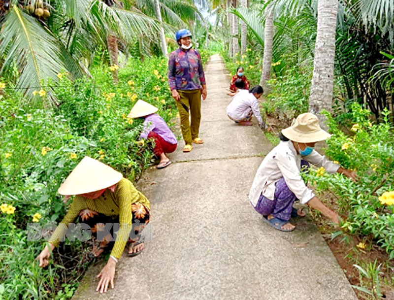 Phụ nữ xã An Định tích cực tham gia Ngày Chủ nhật nông thôn mới.