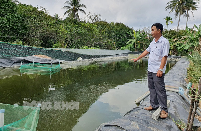 Chủ tịch UBND xã Hưng Khánh Trung B Nguyễn Công Tráng giới thiệu mô hình trữ nước trong ao lót bạt phục vụ sản xuất.