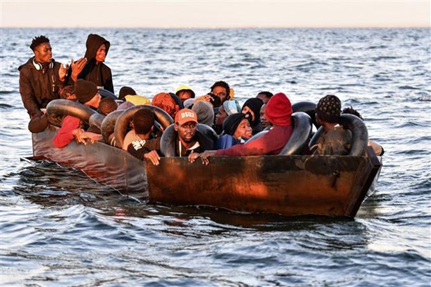 Thuyền chở người di cư ở ngoài khơi thành phố Sfax, miền Nam Tunisia ngày 4-10-2022. (Ảnh: AFP/TTXVN)