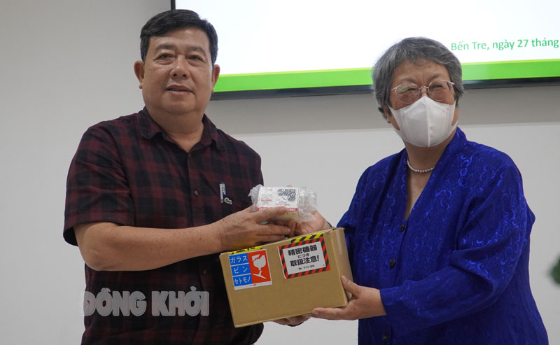 Bà Akemi Bando tặng máy đo nồng độ oxy trong máu cho Bệnh viện Nguyễn Đình Chiểu 