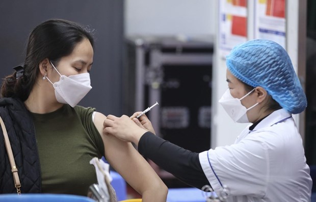 Nhân viên y tế tiêm vắc-xin phòng COVID-19 cho người dân. Ảnh: Minh Quyết/TTXVN